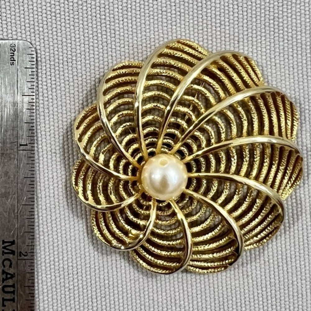 Vintage costume jewelry - gold tone and Pearl Brooch - Picture 9 of 10